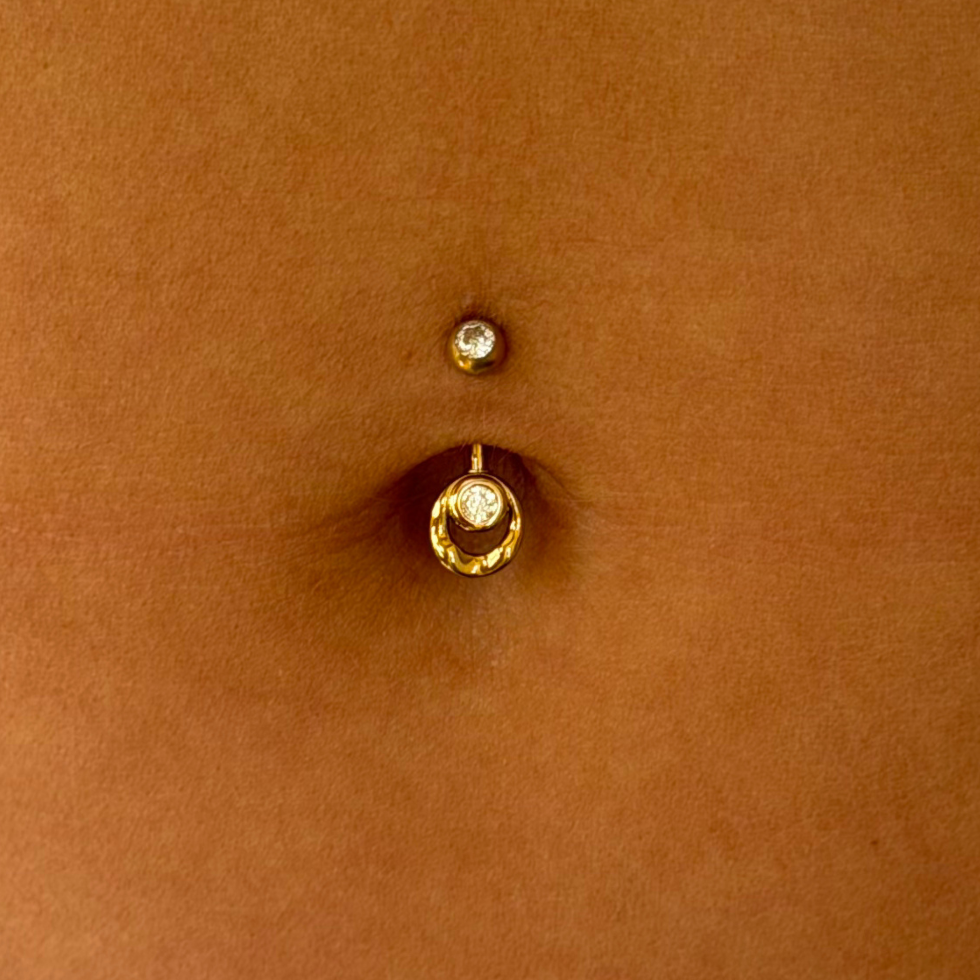 Dancing Queen - White / Gold, close-up view